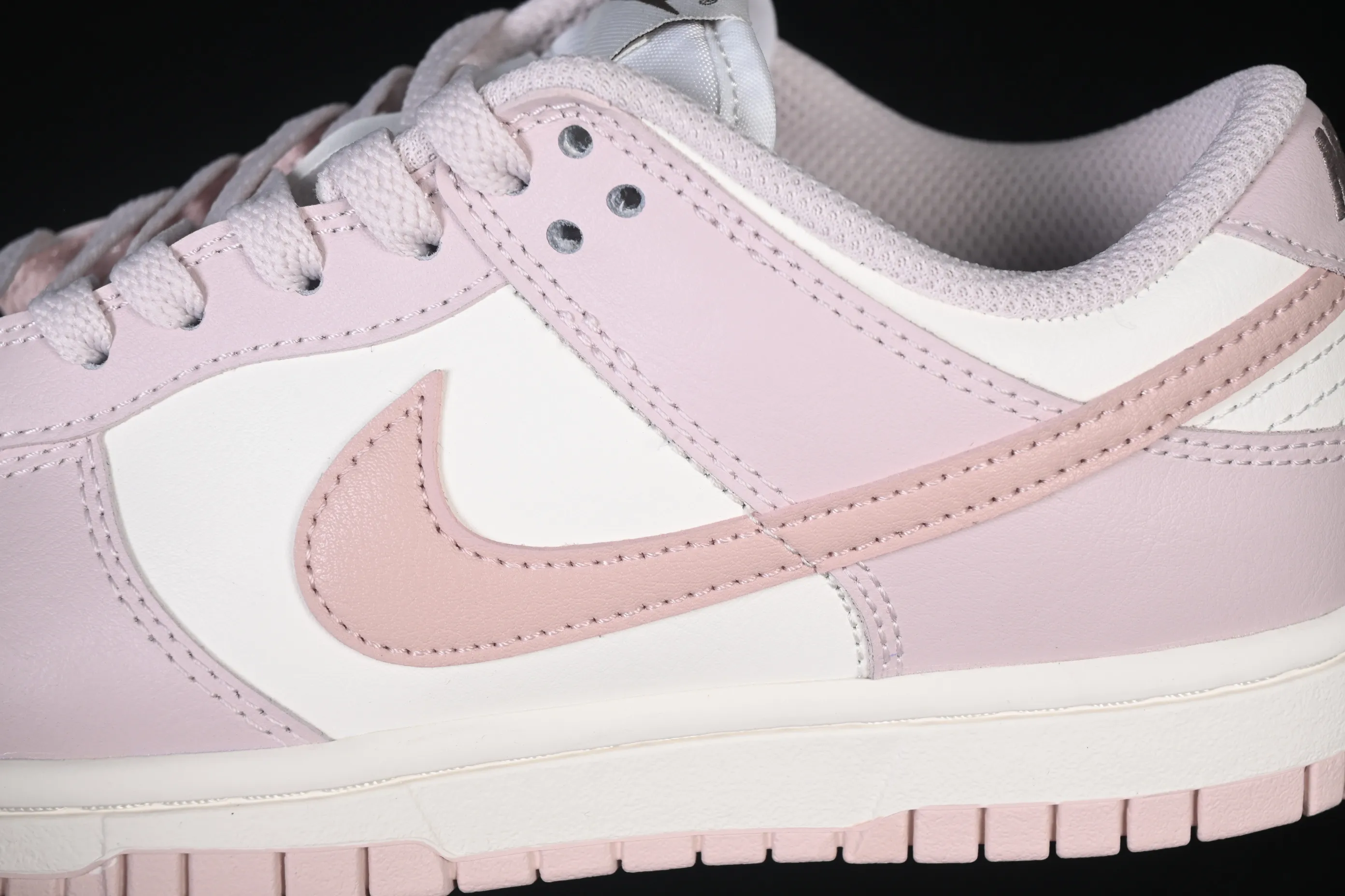 All categories Nk SB Dunk Series Nk SB Dunk Low High-end customized low-top sneakers Nike SB Dunk Low white and pink color low-top casual sneakers IM6572-602